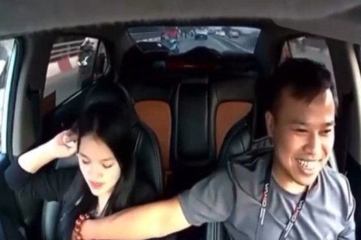 Bebê fofo tem um pico molhado