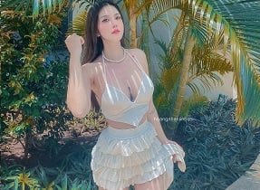 O bebê luxurioso mostra seu adorável rosa